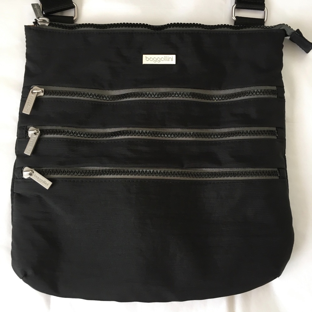 baggallini Cross body bag. Nylon. Adjustable strap